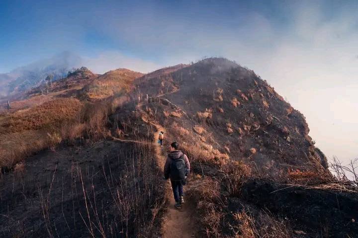 4 Days Hanoi to Ta Xua Peak Trekking Tour